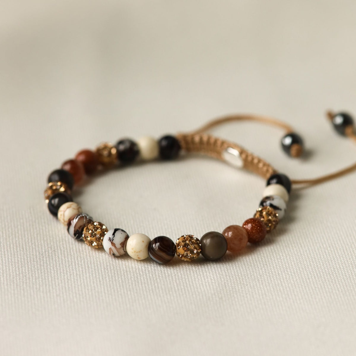 Karma Spiral Zelie XS armband goud gedragen