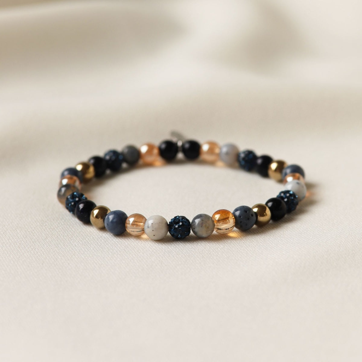 Karma Spiral Tavira XS armband blauw gedragen
