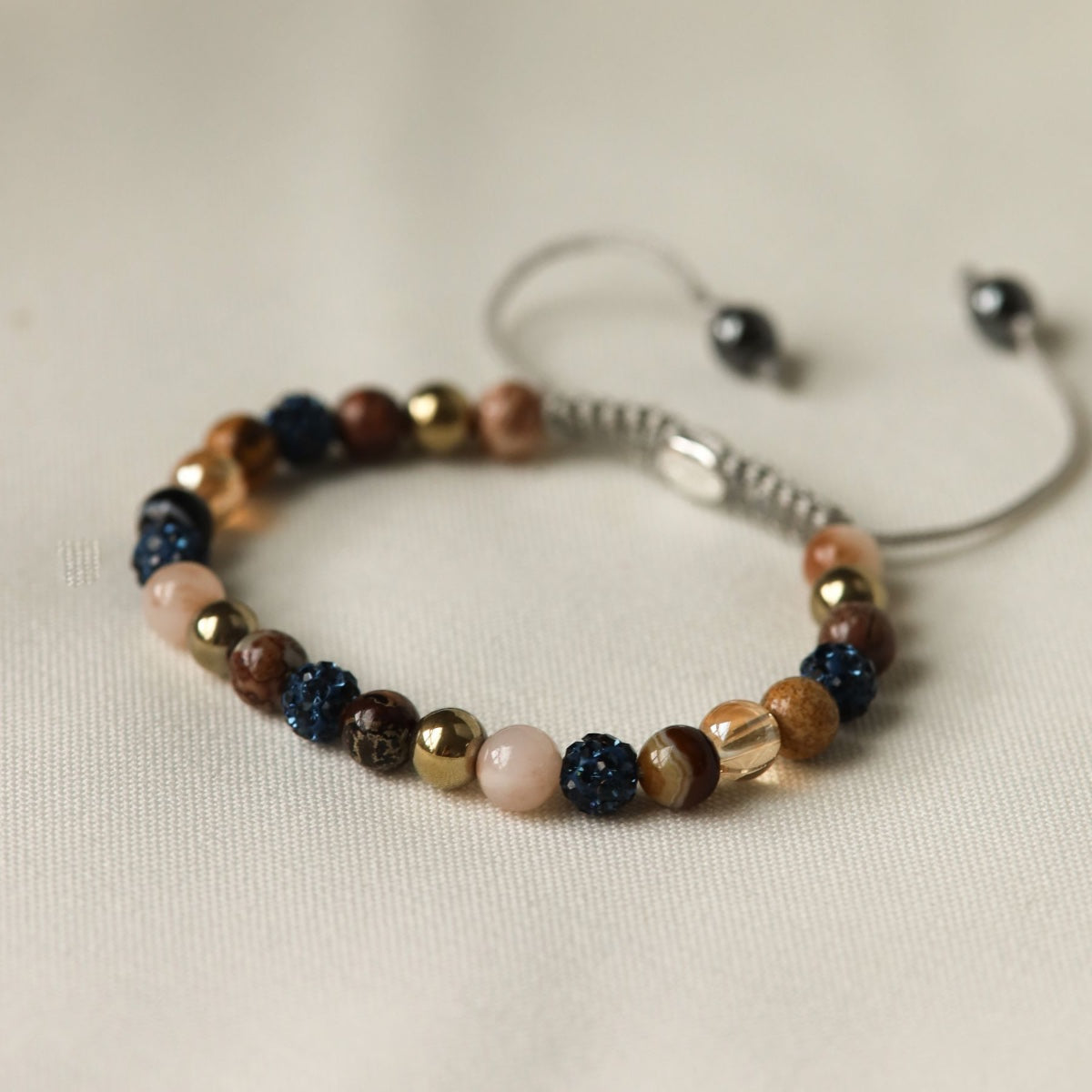 Karma Spiral Davina XS armband blauw gedragen