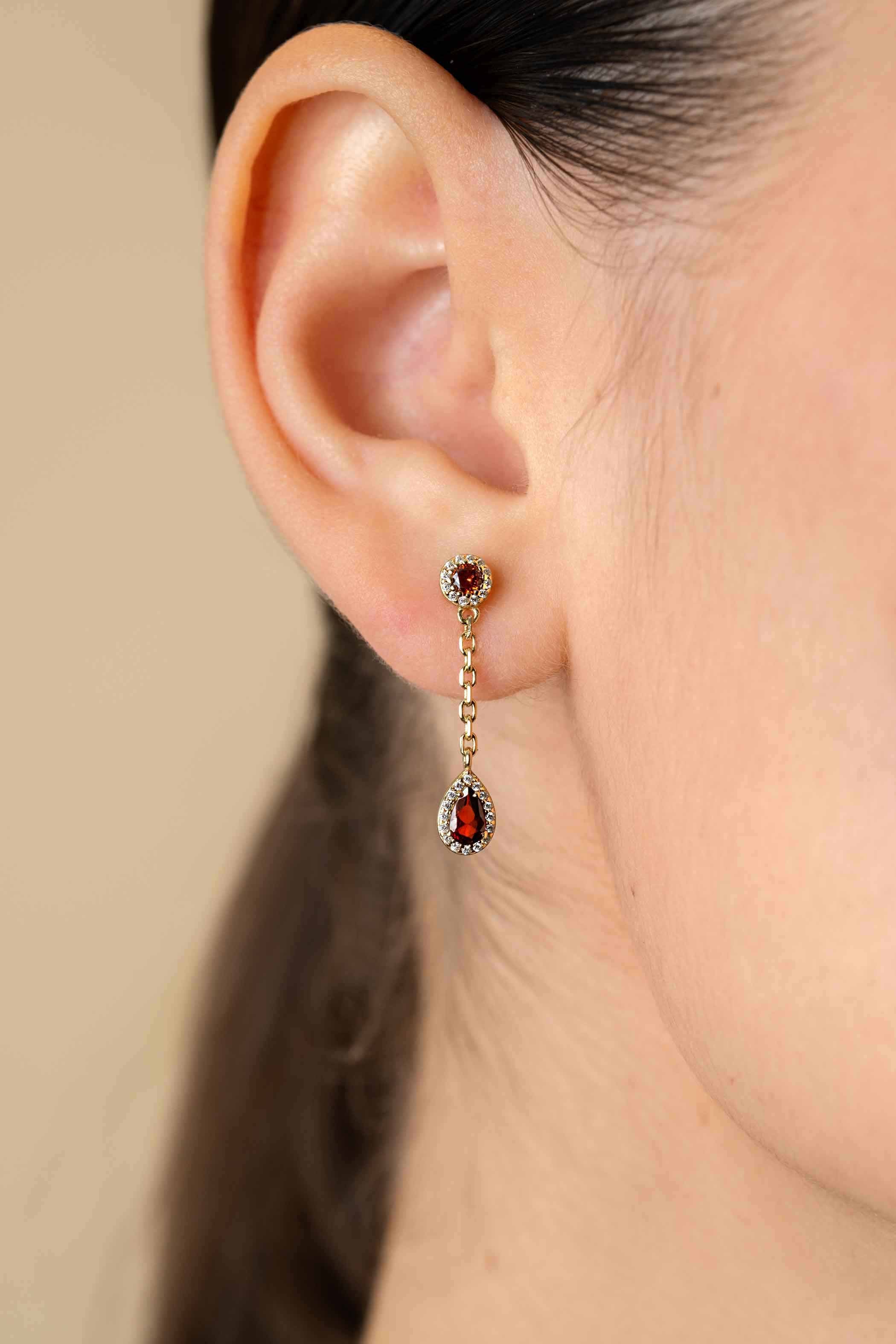 25mm ZINZI gold plated zilveren oorbellen met schakelkettinkje en druppelvormige rood granaat kleursteen en witte zirconia's