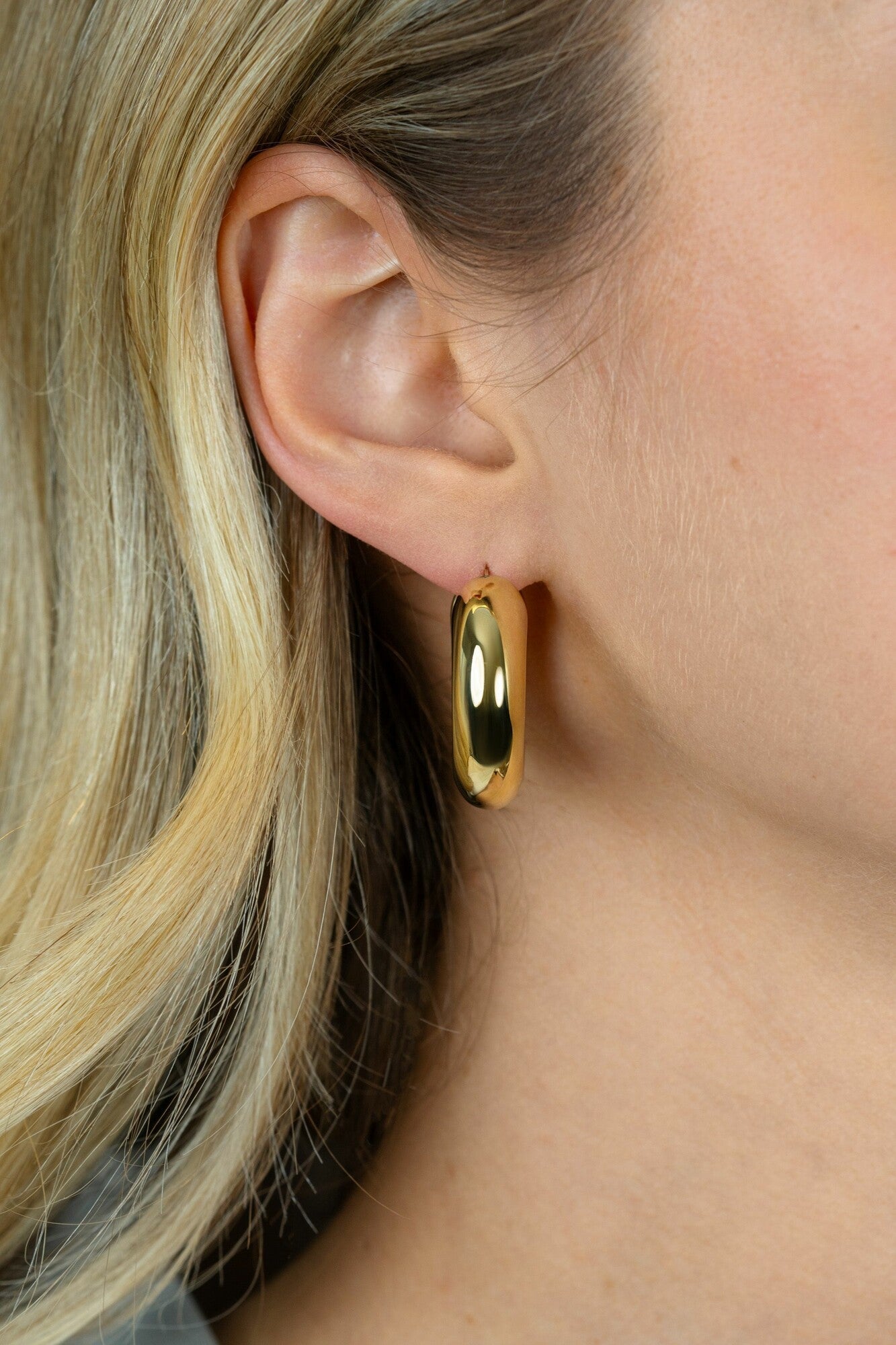 ZINZI gold plated zilveren oorringen met brede buis (8mm) en rond model, handige bovensluiting 28mm ZIO2749G - PansiteNederland.nl