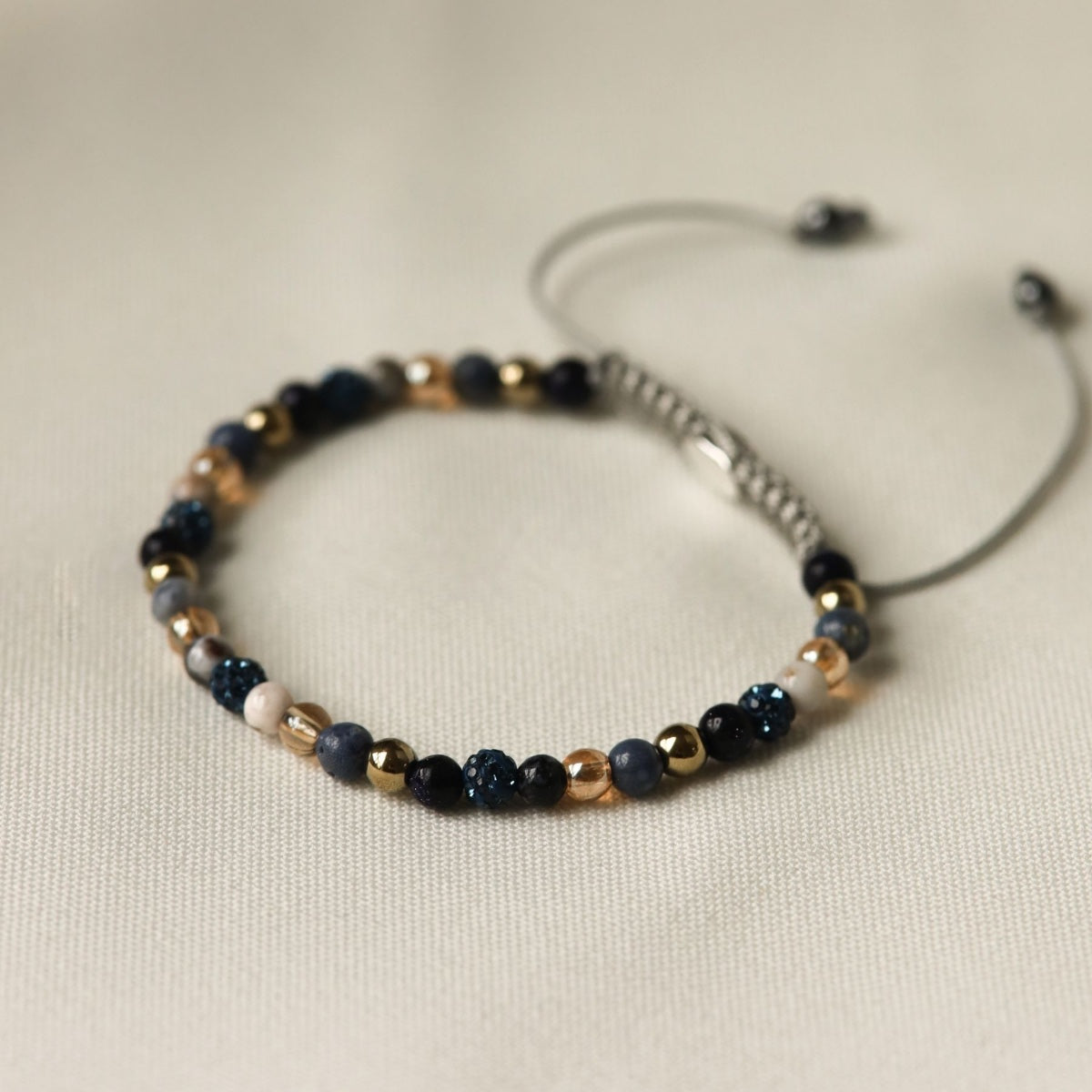 Karma Spiral Valentine XXS armband blauw gedragen