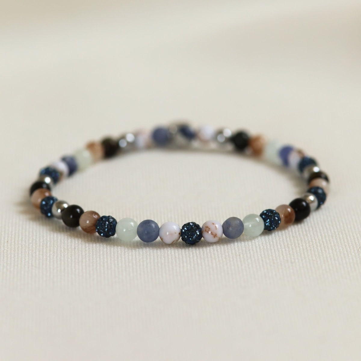 Karma Spiral Zelie XXS armband blauw gedragen