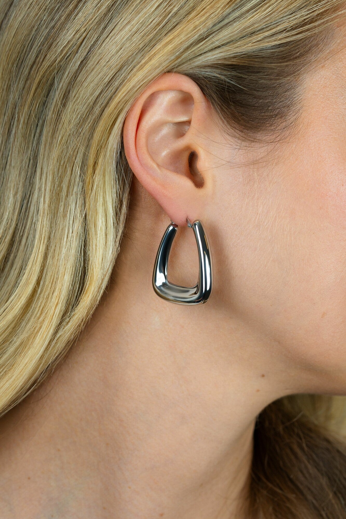 ZINZI zilveren oorringen met brede buis en rechthoekig model, handige bovensluiting 33mm ZIO2748 - PansiteNederland.nl