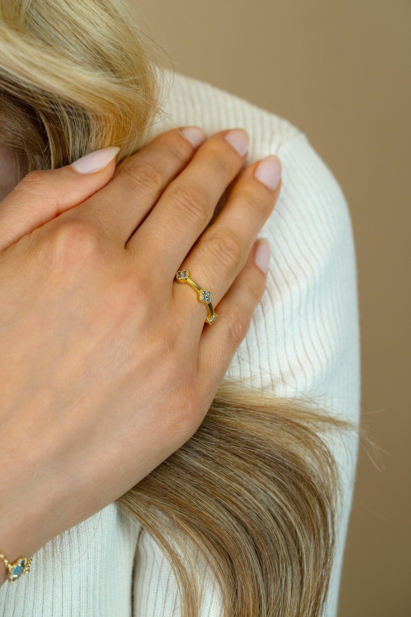 ZINZI gold plated zilveren ring (5mm breed) met lichtblauwe klavers ZIR2662 - PansiteNederland.nl