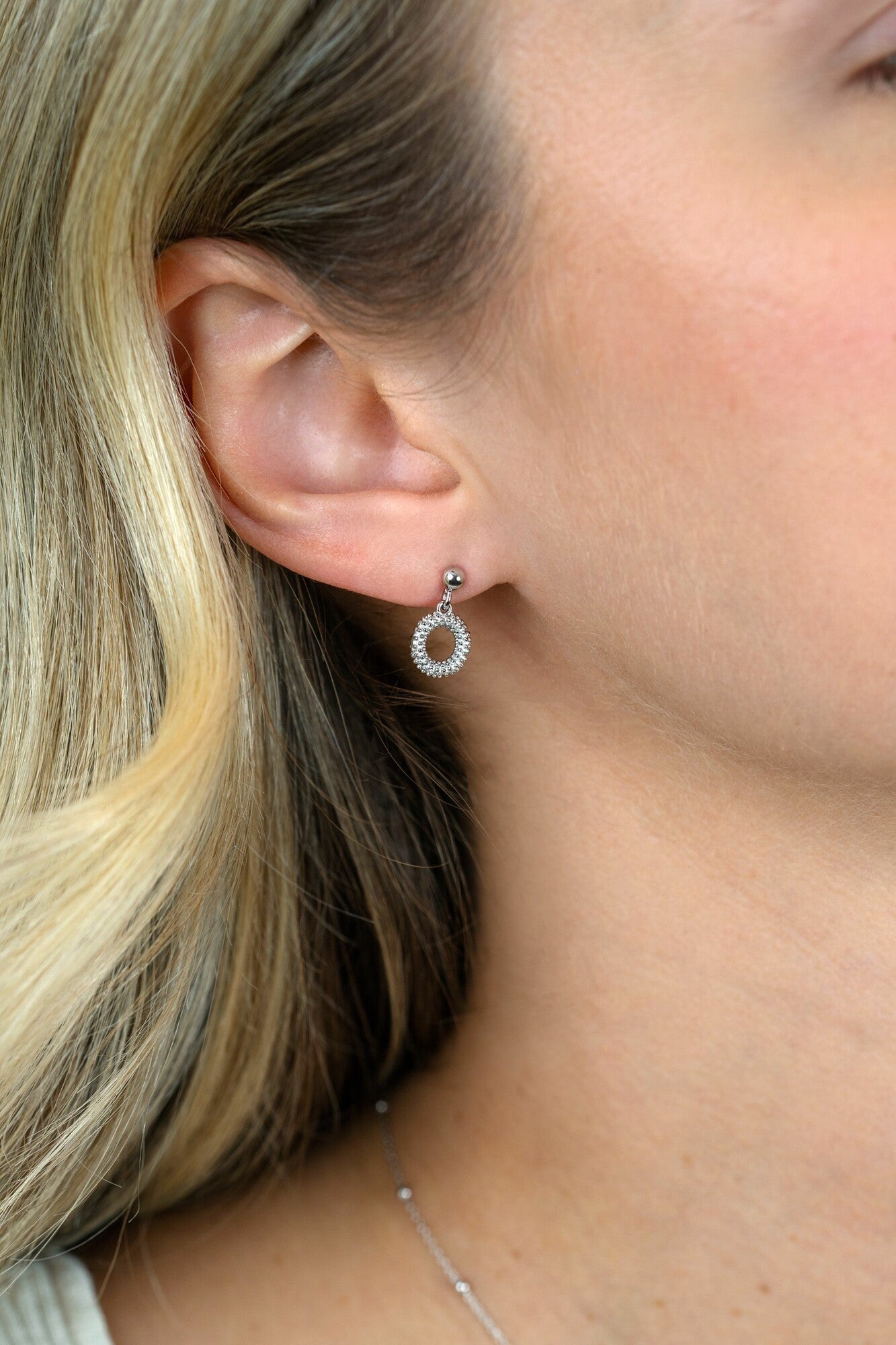 ZINZI zilveren oorstekers met open rondje van 8,5mm voorzien van een bolstructuur 14mm ZIO2704 - PansiteNederland.nl