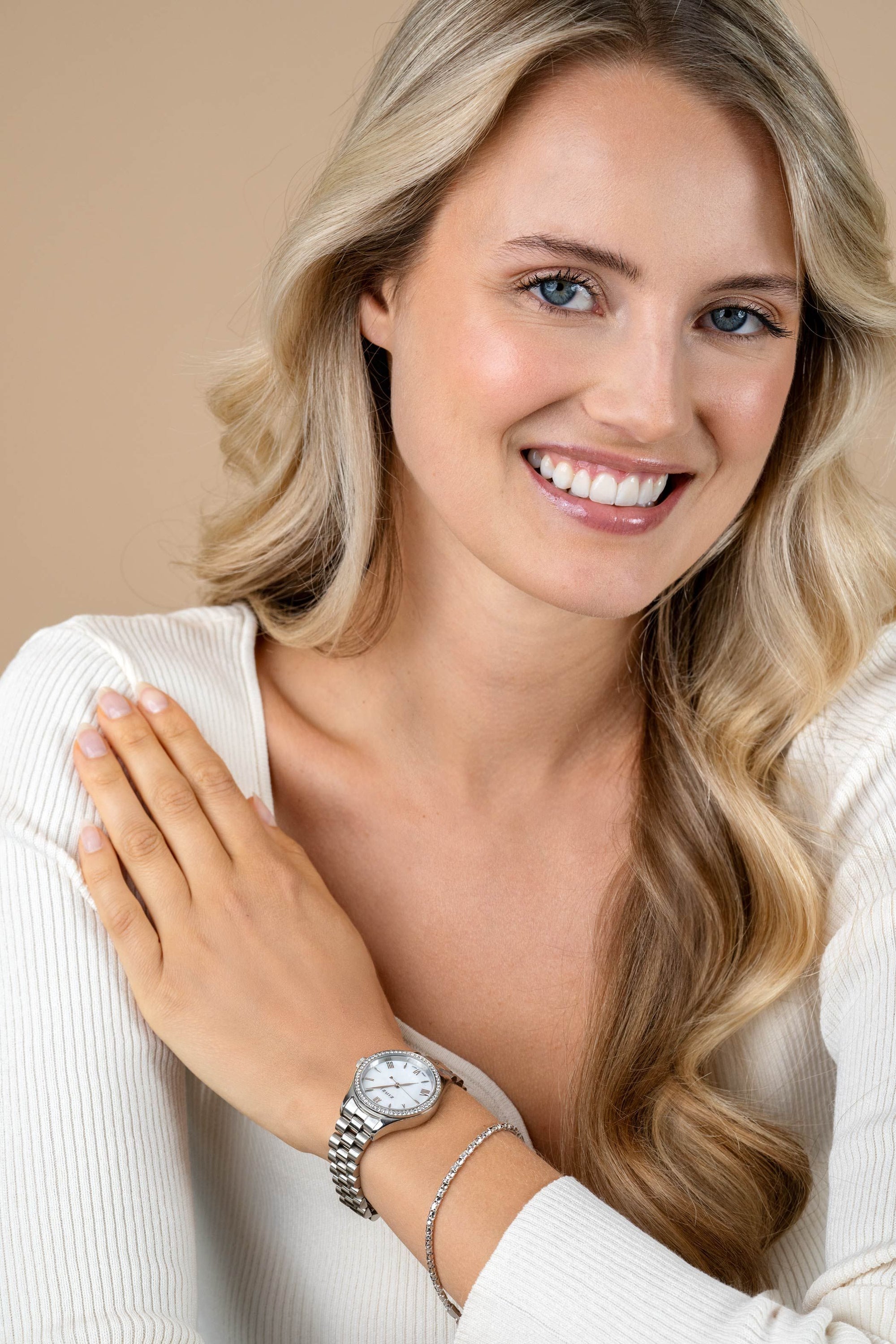 ZINZI Tresor horloge 32mm bezet met witte zirkonia's, parelmoer wijzerplaat en zilverkleurige stalen kast en schakelband ZIW2417 + gratis armband t.w.v. 39,95 - PansiteNederland.nl