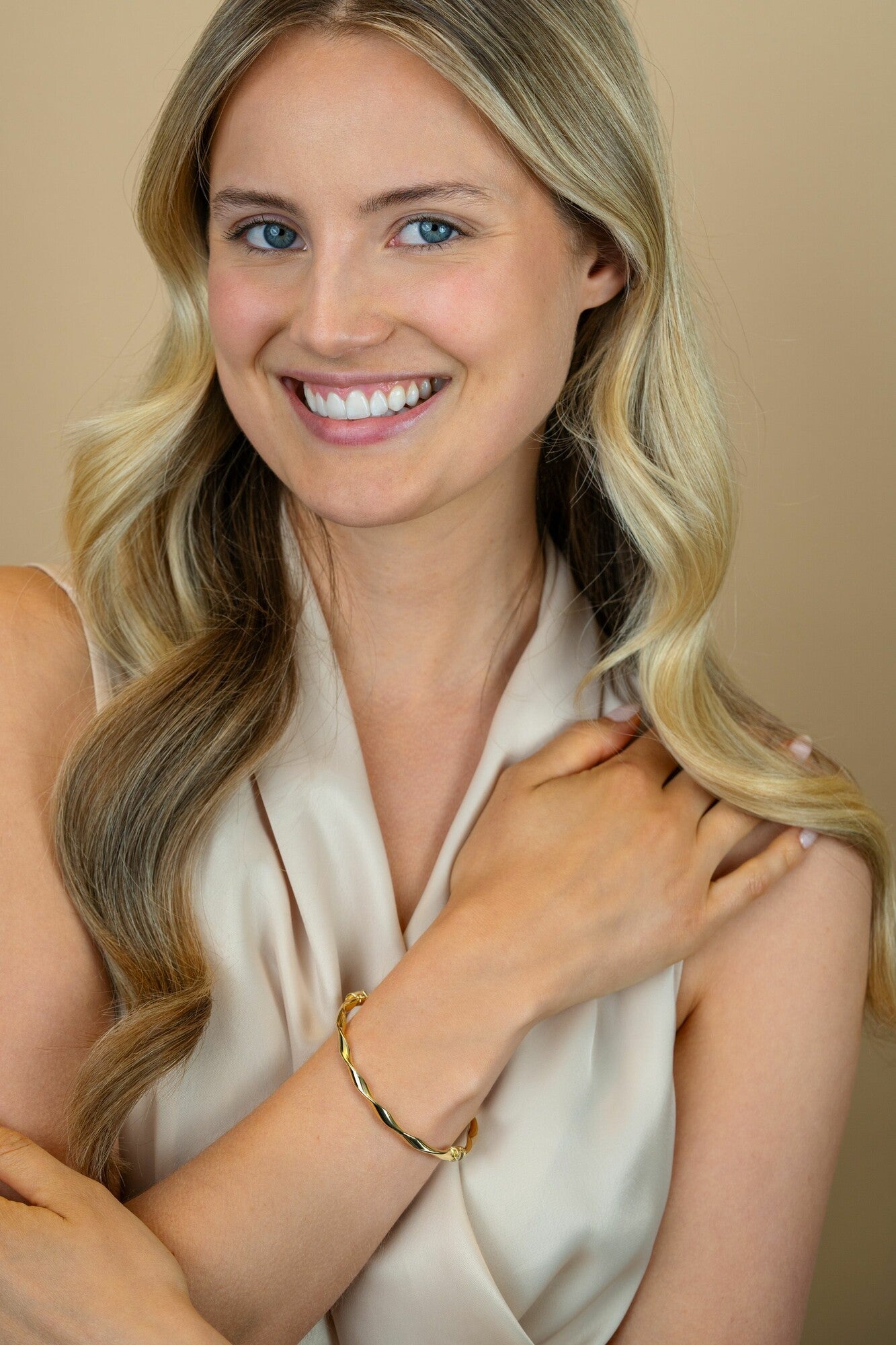 ZINZI gold plated bangle armband met gedraaide buis 4mm ZIA2756G