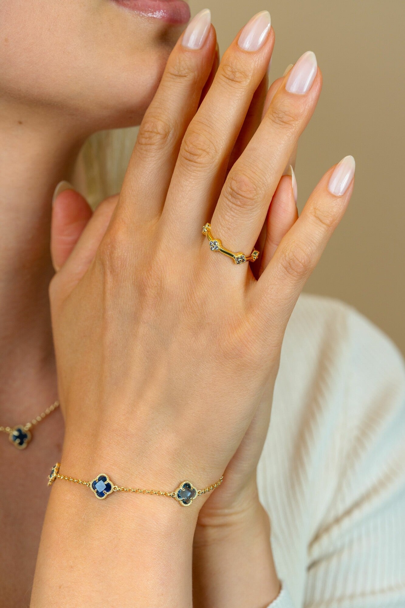 ZINZI gold plated zilveren ring (5mm breed) met lichtblauwe klavers ZIR2662 - PansiteNederland.nl