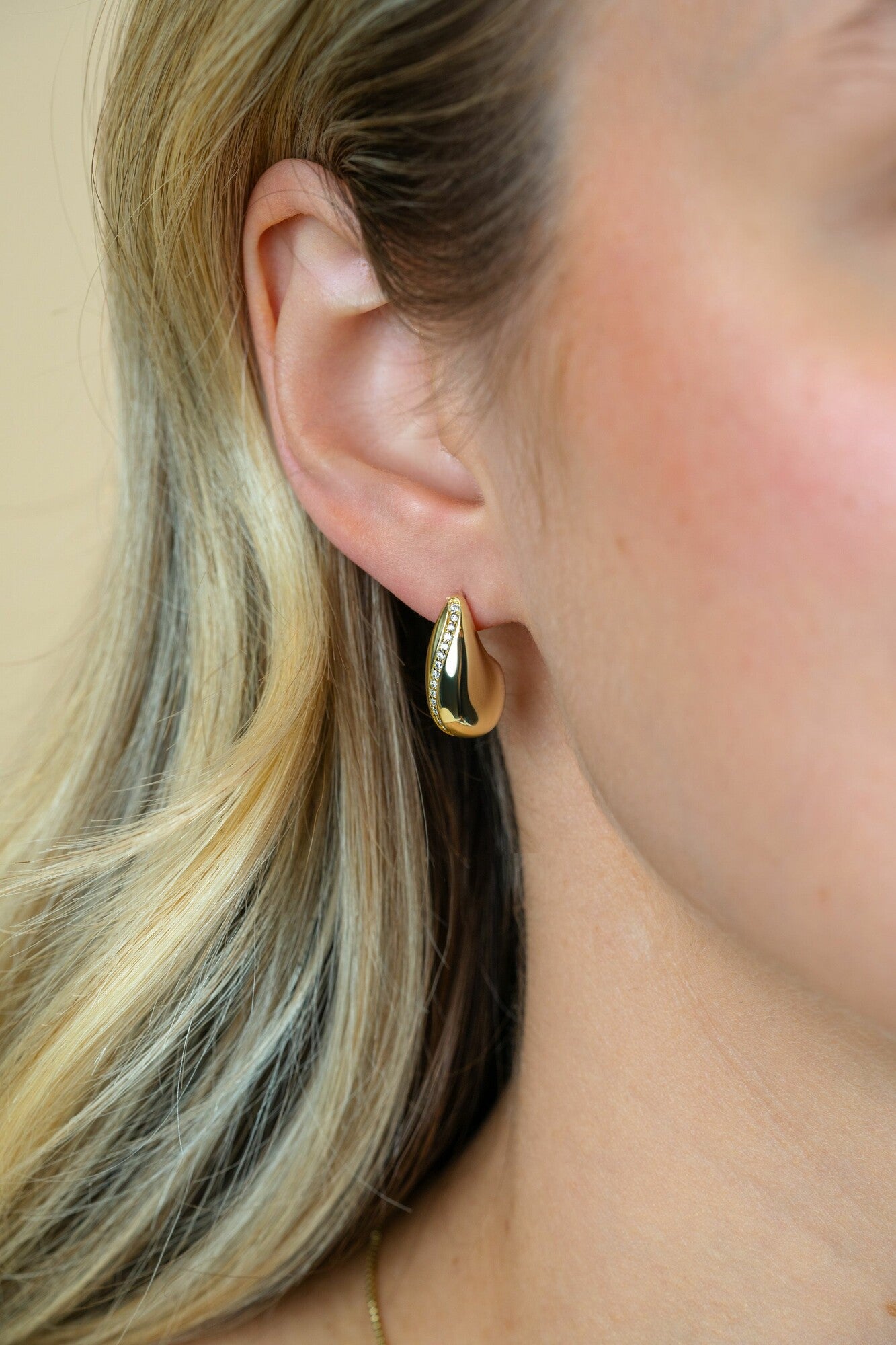 ZINZI gold plated zilveren oorstekers in druppelvorm met golvende rij witte zirkonia's 17mm ZIO2707Y - PansiteNederland.nl