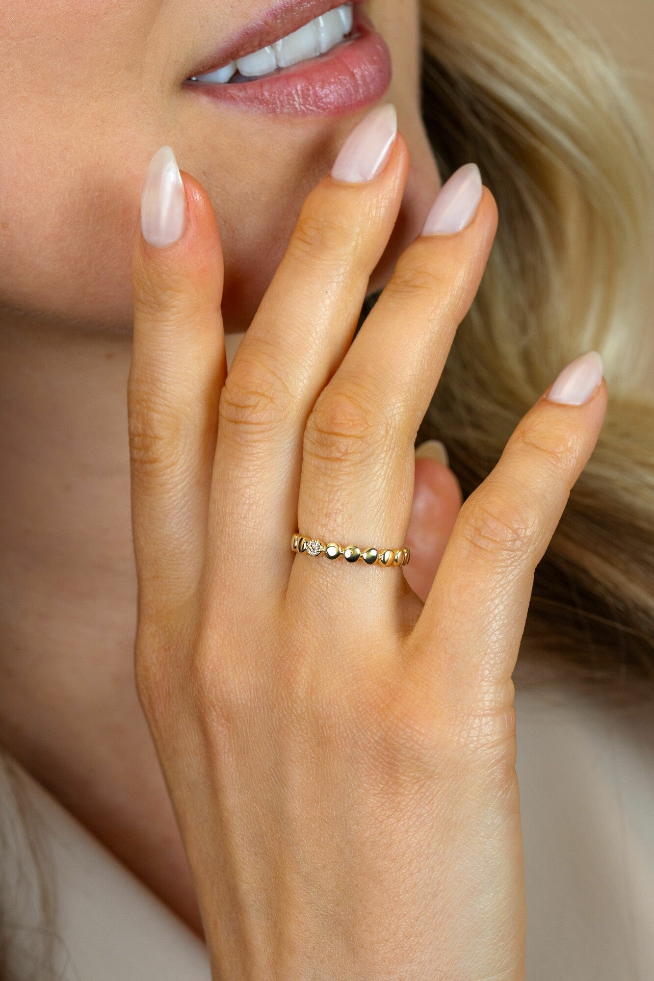 ZINZI Gold 14 krt gouden ring (3mm breed) gladde rondjes, middelste bezet met witte zirkonia's ZGR540 - PansiteNederland.nl