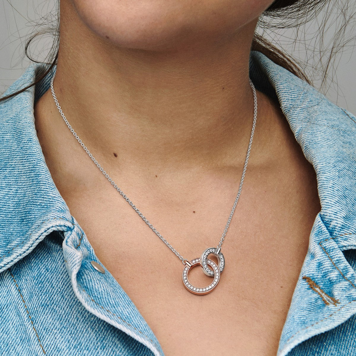 Pandora Signature tweekleurige ketting verstrengelde cirkels bicolor zilver en roségoudverguld - 382778C01