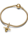 Pandora Sprankelende Bee Dangle Charm 762672C01, exclusief en kwalitatief hoogwaardig. Ontdek nu!