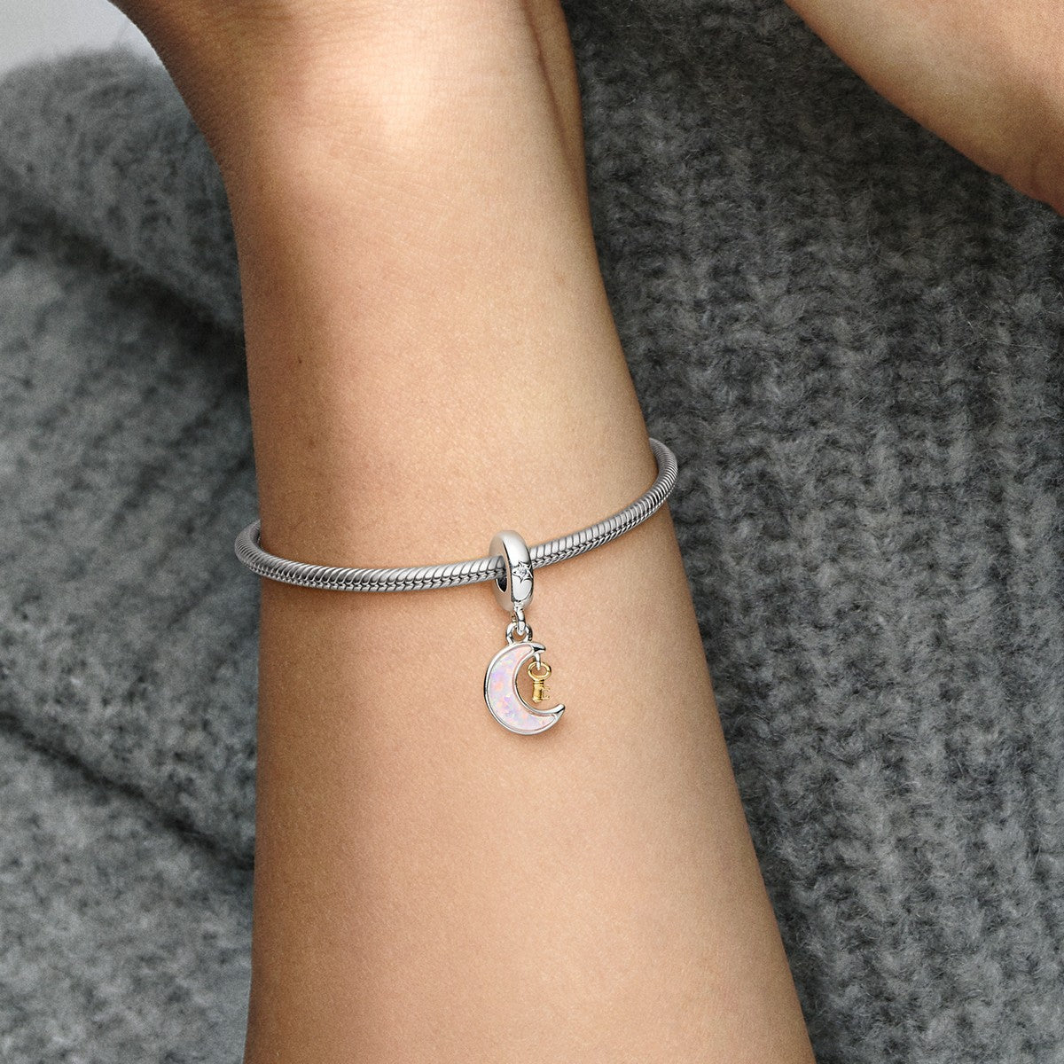 Pandora Tweekleurige Sleutel en Maan Hangende Bedel bicolor zilver en goudverguld - 762985C01