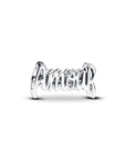 Leun in de liefde met deze opvallende bedel. Dit sterlingzilveren sieraad schrijft het woord 'AmouR' in een opengewerkt ontwerp – een gedurfde uitdrukking van de liefde die ons allemaal verbindt.