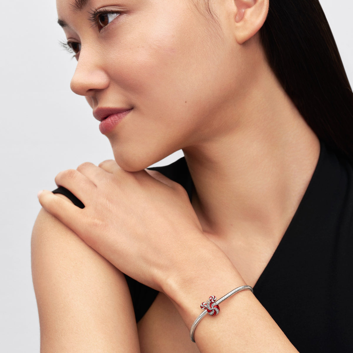 Model draagt de Pandora Disney Mickey Mouse Kerstbal Bedel zilver