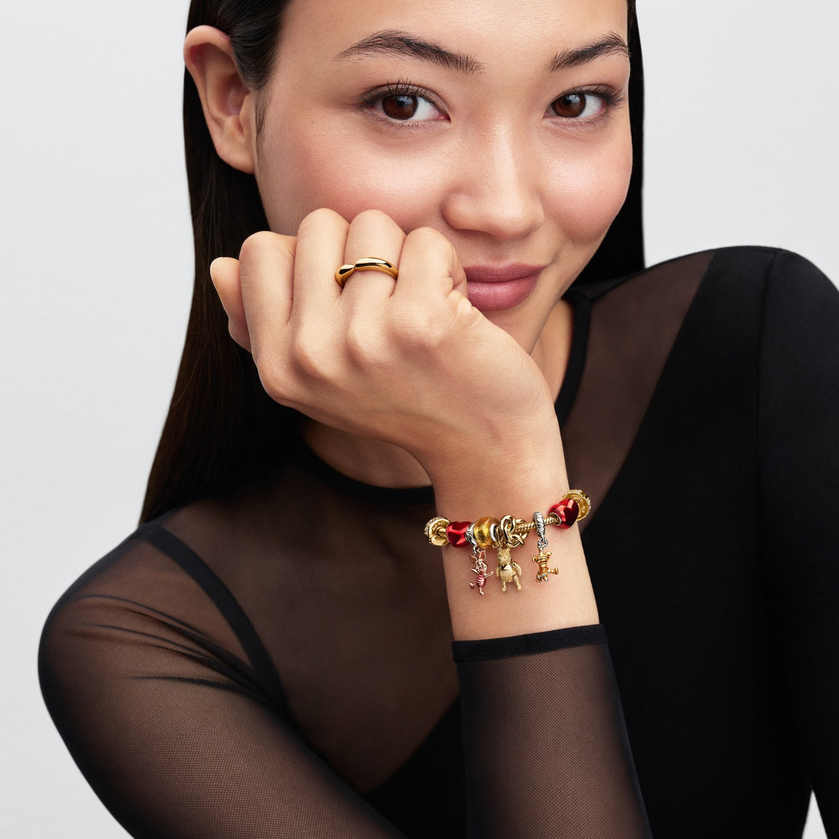 Model draagt de Pandora Disney Winnie de Poeh Knuffel Ring goudverguld