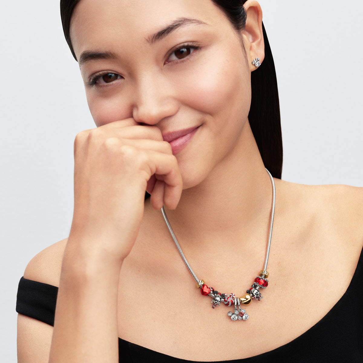 Model draagt de Pandora Disney Mickey Mouse Kerstbal Bedel zilver