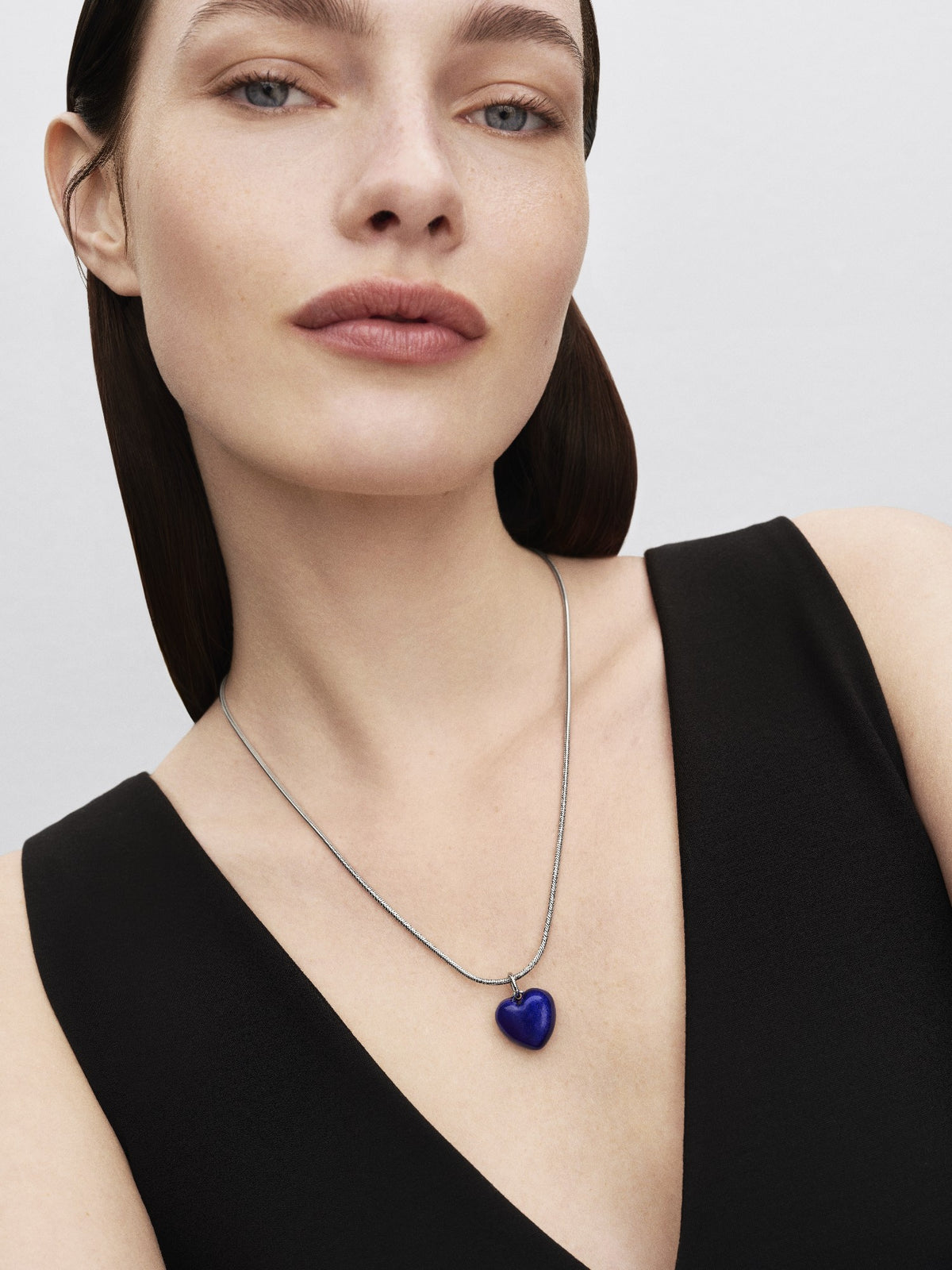Model draagt de Pandora Slanke Slangenschakel Ketting zilver