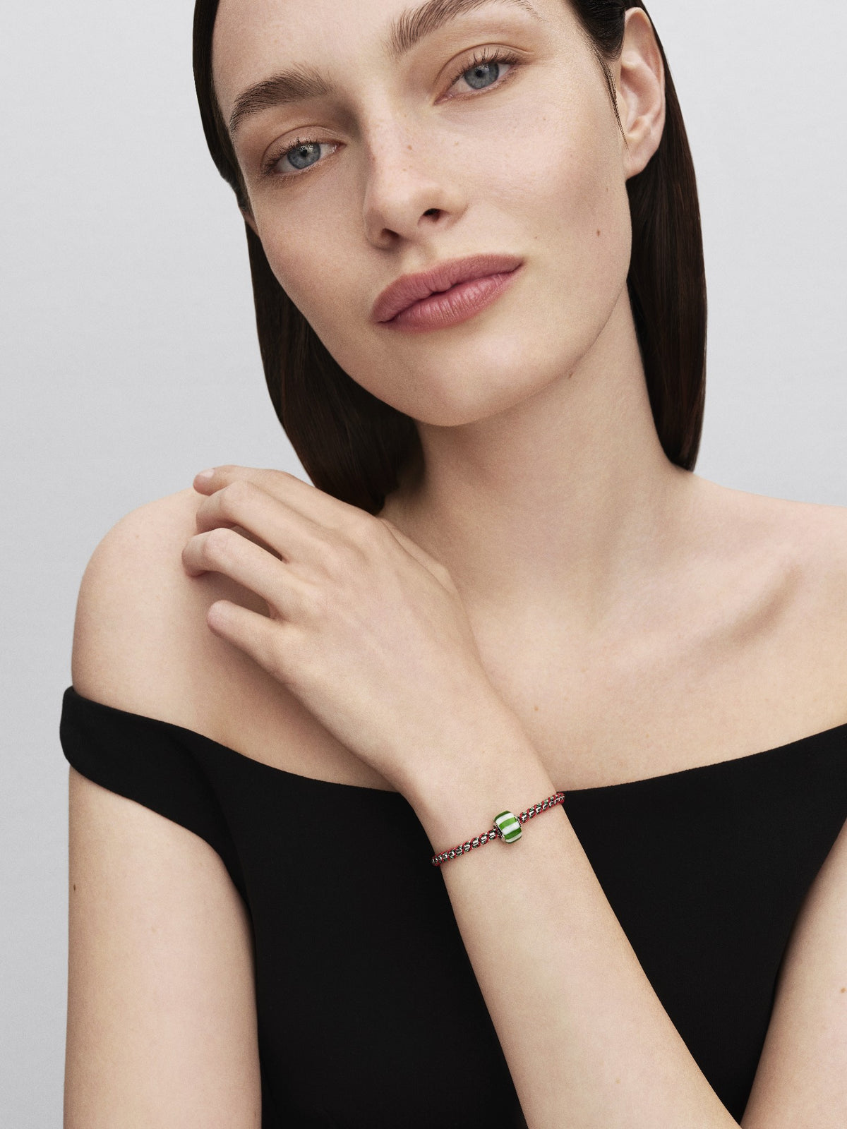 Model draagt de Pandora Pepermunt Koord Box Chain Armband zilver