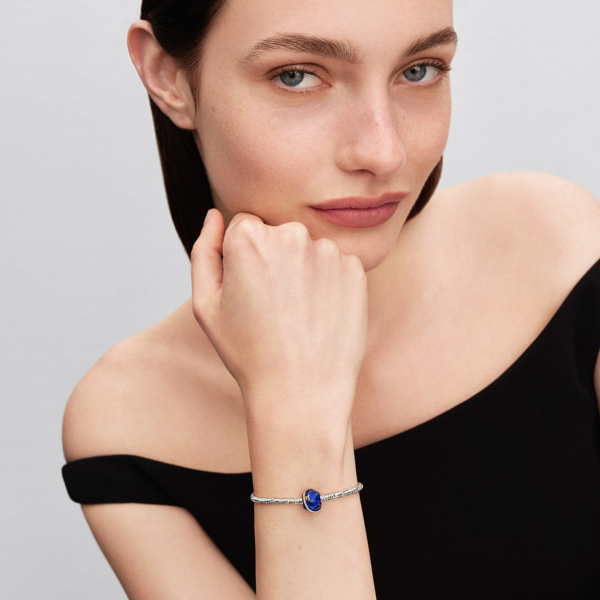 Model draagt de Pandora Hemelsblauwe Planeet Bedel platinaverguld