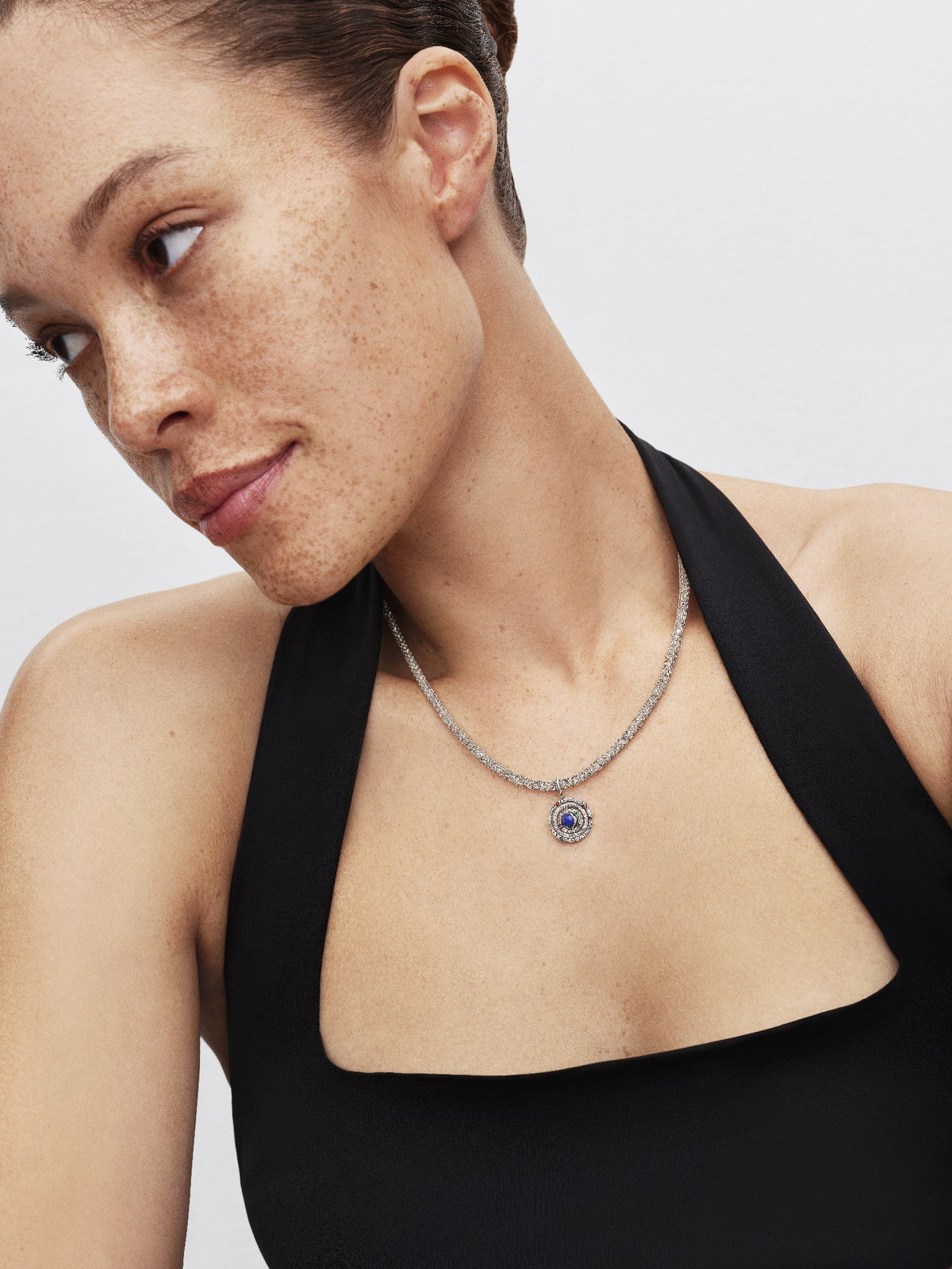 Model draagt de Pandora Hartsluiting Sprankelende Mesh Ketting platinaverguld