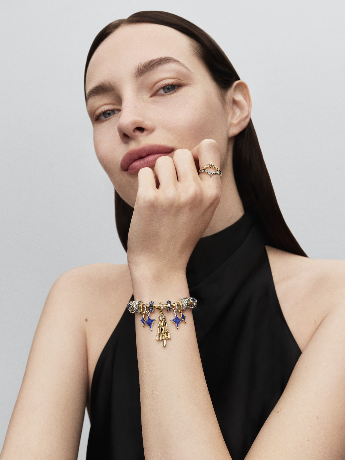 Model draagt de Pandora Splitsbare Sterren Dubbele Hangende Bedel bicolor zilver en goudverguld