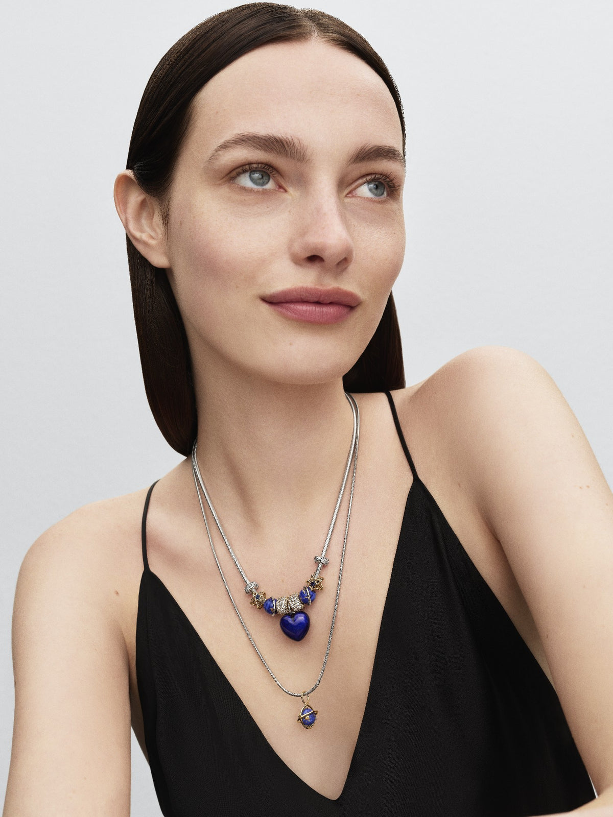 Model draagt de Pandora Hemelsblauwe Planeet Bedel platinaverguld