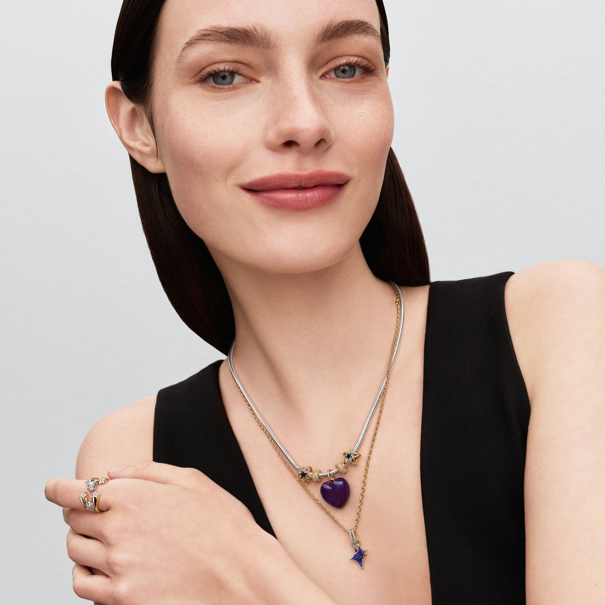 Model draagt de Pandora Splitsbare Sterren Dubbele Hangende Bedel bicolor zilver en goudverguld