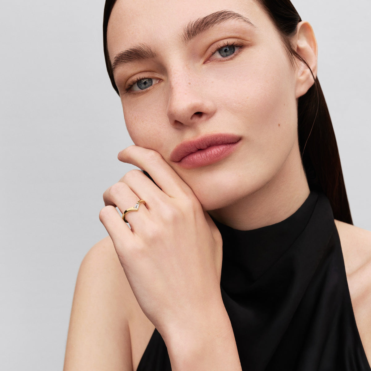 Model draagt de Pandora Tiara Baguette Ring goudverguld