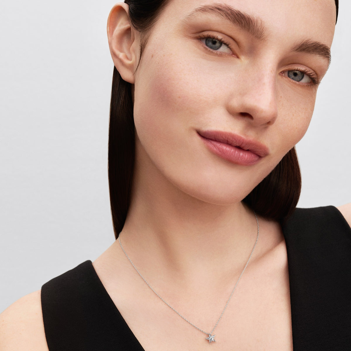 Model draagt de Pandora Sprankelende Stella Ketting met Hanger zilver