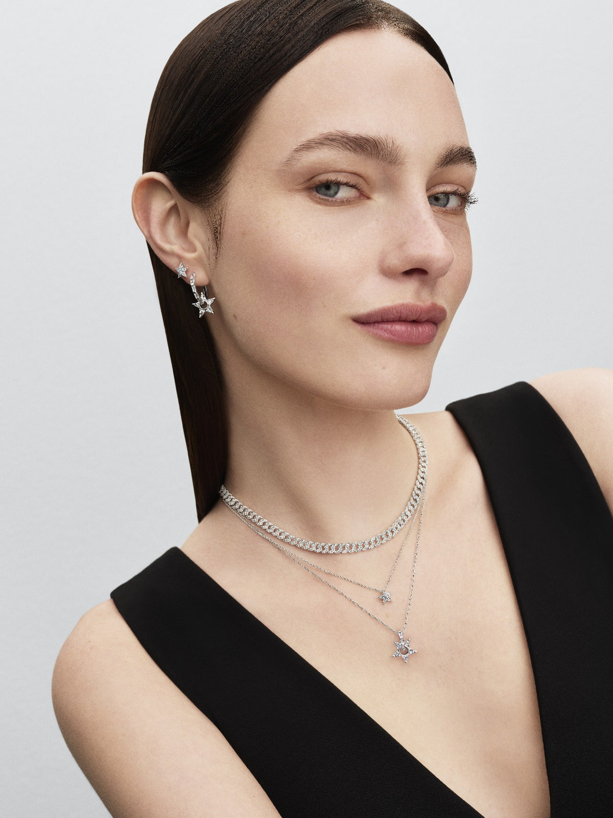 Model draagt de Pandora Sprankelende Stella Oorknoppen zilver