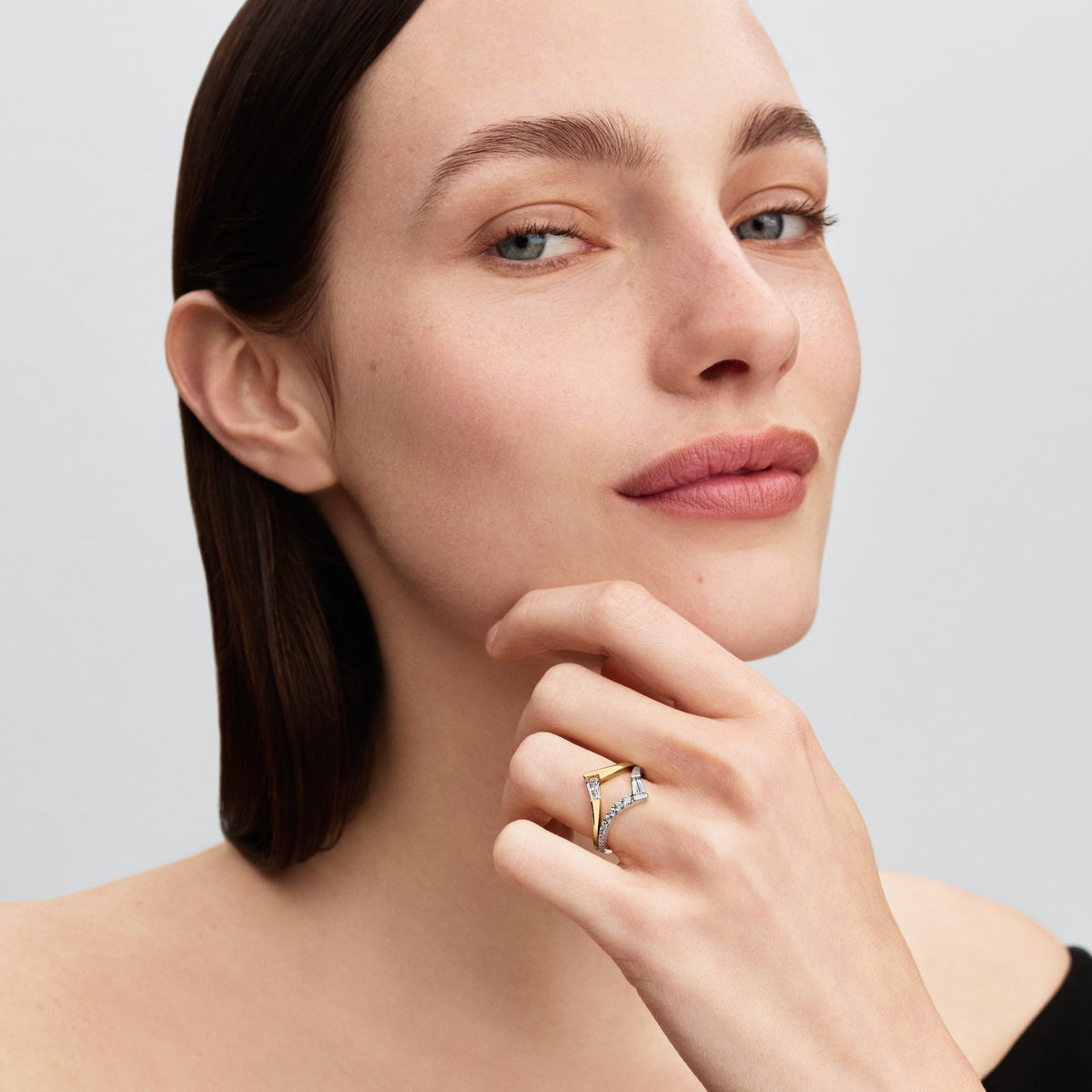 Model draagt de Pandora Tiara Baguette Ring goudverguld