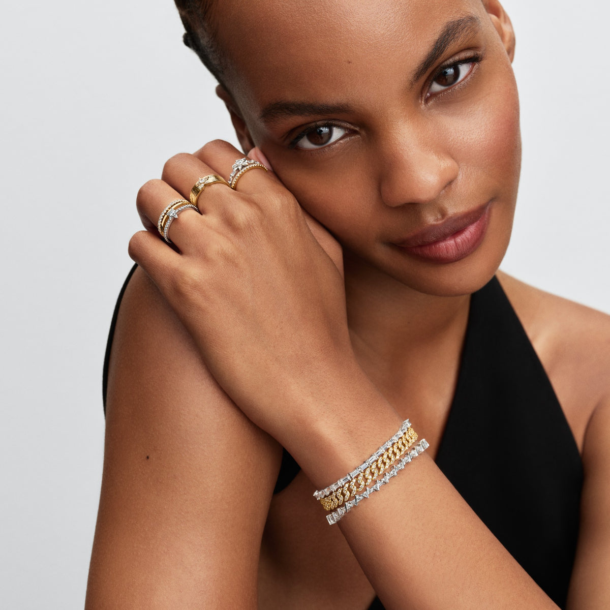 Model draagt de Pandora Sprankelende Stella Pavé Ring zilver