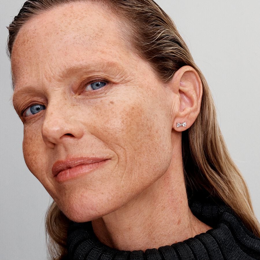 Pandora Sprankelende oorknopjes met kleine strik - 293542C01 - PansiteNederland.nl