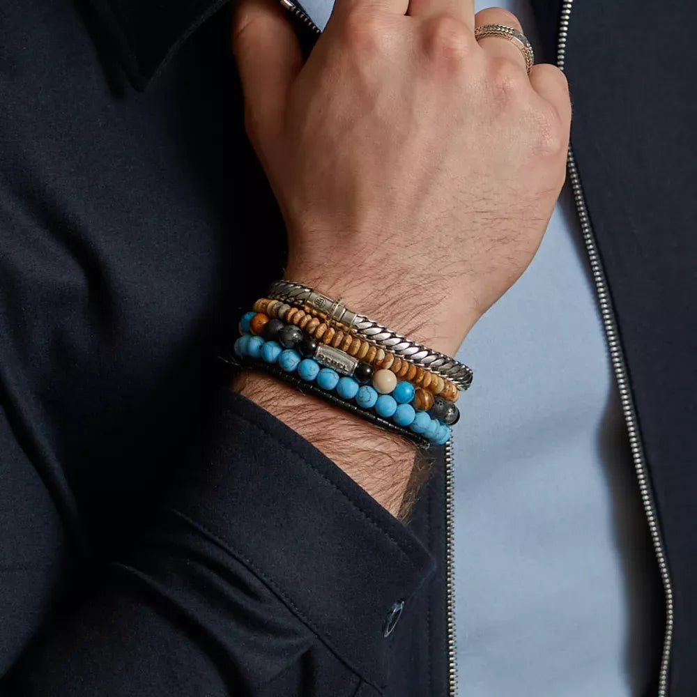 Rebel & Rose Apollo Nine armband zilverkleurig gedragen aan pols van man