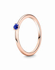 Pandora Rose ring met blauw kristal 189259C04, exclusief en kwalitatief hoogwaardig. Ontdek nu!