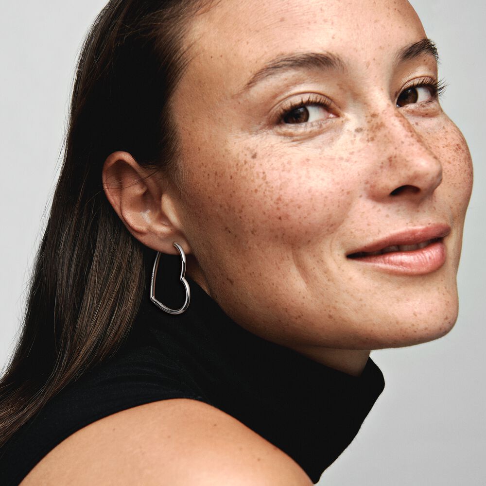 Pandora Asymmetrisch Hart Oorringen 297822, exclusief en kwalitatief hoogwaardig. Ontdek nu!