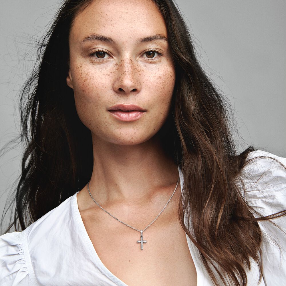 Pandora Sparkling Cross Hanger 397571CZ, exclusief en kwalitatief hoogwaardig. Ontdek nu!