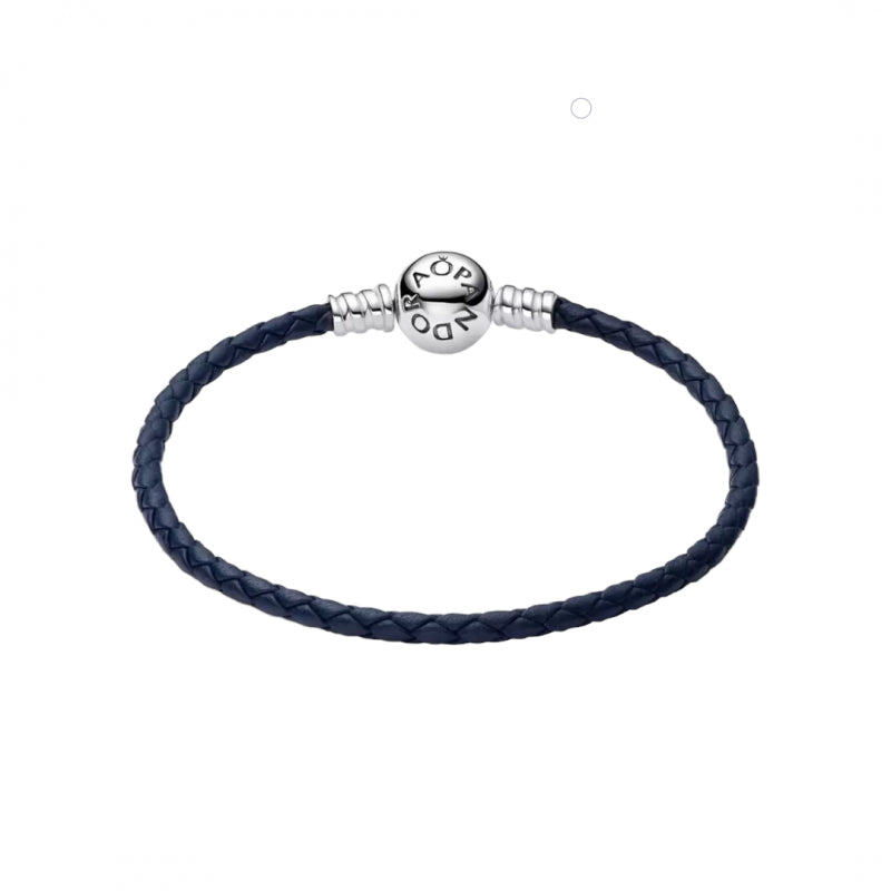 Pandora Moments blauwe gevlochten lederen armband met ronde sluiting 592790C01, exclusief en kwalitatief hoogwaardig. Ontdek nu!