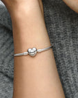 Pandora Moments Zilveren Bangle met Hartensluiting 596268, exclusief en kwalitatief hoogwaardig. Ontdek nu!