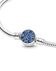 Snake chain sterling silver bracelet with disc clasp with stellar blue crystal 599288C01, exclusief en kwalitatief hoogwaardig. Ontdek nu!