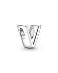 Pandora Letter V Alfabetbedel 797476, exclusief en kwalitatief hoogwaardig. Ontdek nu!