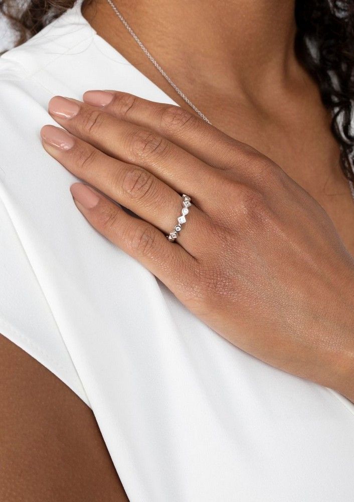 Zinzi zilveren luxe aanschuifring rond vierkant wit ZIR2055, exclusief en kwalitatief hoogwaardig. Ontdek nu!