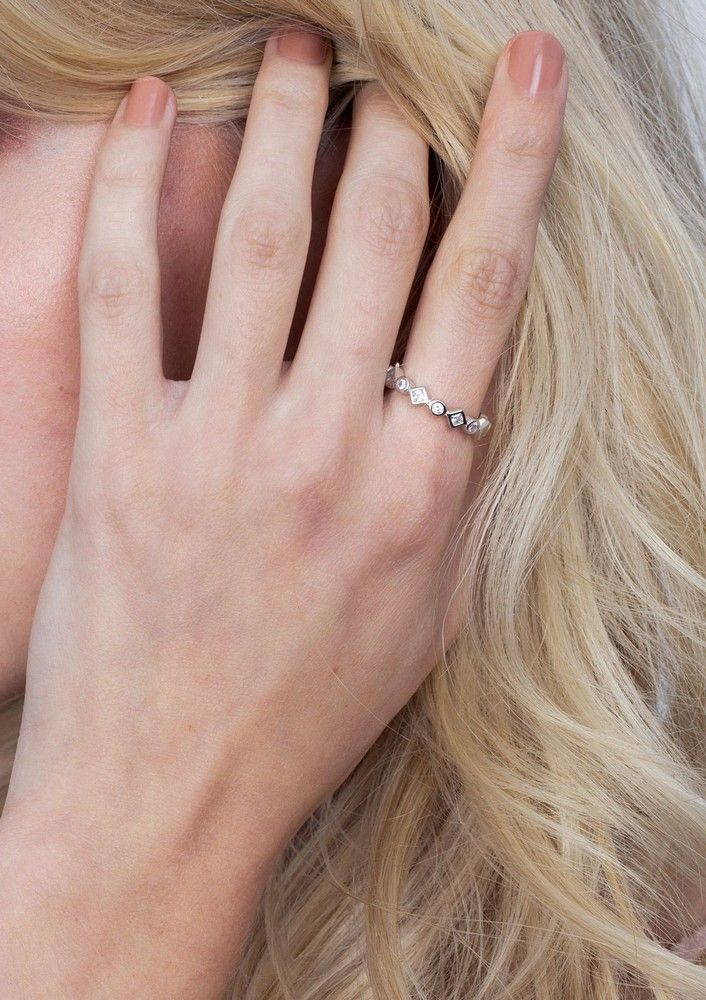 Zinzi zilveren luxe aanschuifring rond vierkant wit ZIR2055, exclusief en kwalitatief hoogwaardig. Ontdek nu!