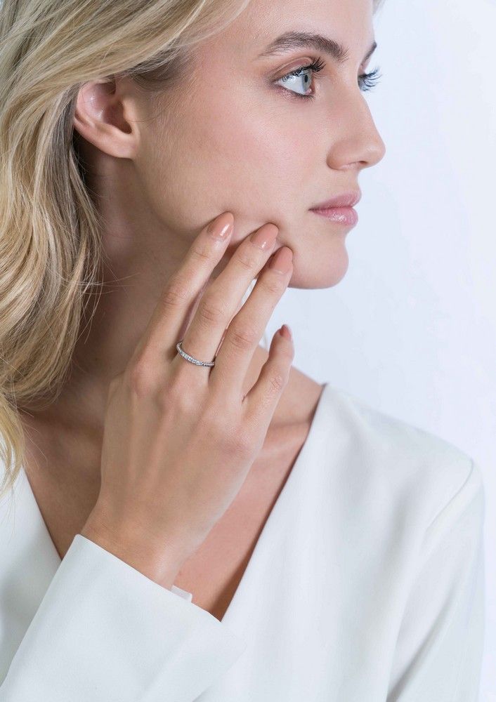 Zinzi zilveren ring gedraaid 2mm witte zirkonia's ZIR2128, exclusief en kwalitatief hoogwaardig. Ontdek nu!