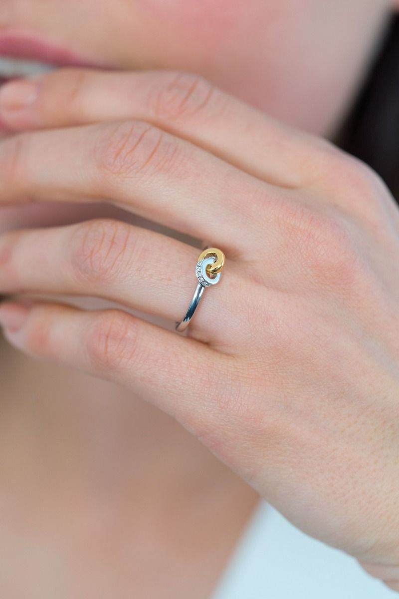 Zinzi zilveren ring ronde vormen met elkaar verbonden witte zirkonia's ZIR2102, exclusief en kwalitatief hoogwaardig. Ontdek nu!