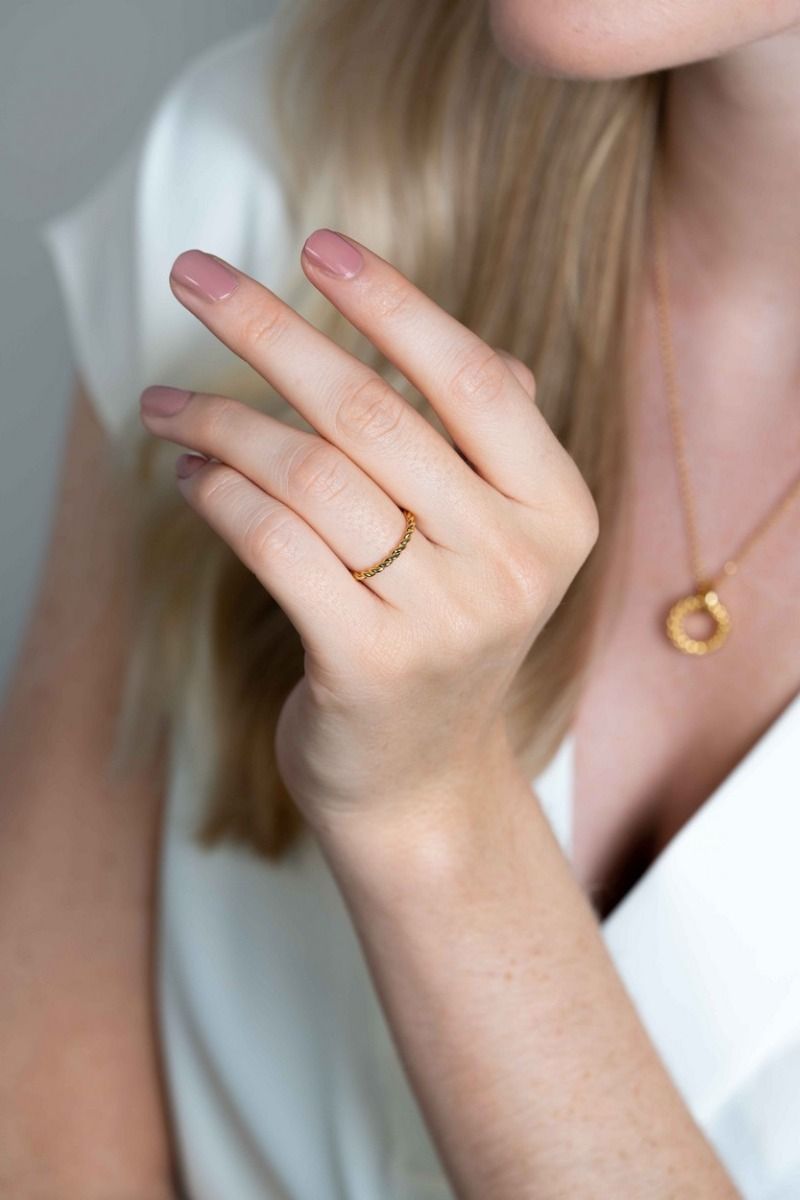 Zinzi zilveren ring extra 14K geel verguld gedraaid design 2mm ZIR2247, exclusief en kwalitatief hoogwaardig. Ontdek nu!