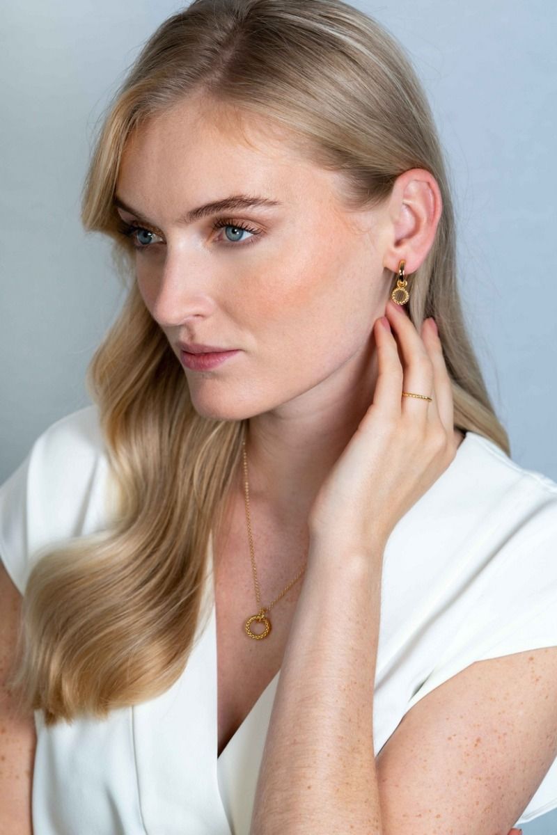 Zinzi zilveren ring extra 14K geel verguld gedraaid design 2mm ZIR2247, exclusief en kwalitatief hoogwaardig. Ontdek nu!