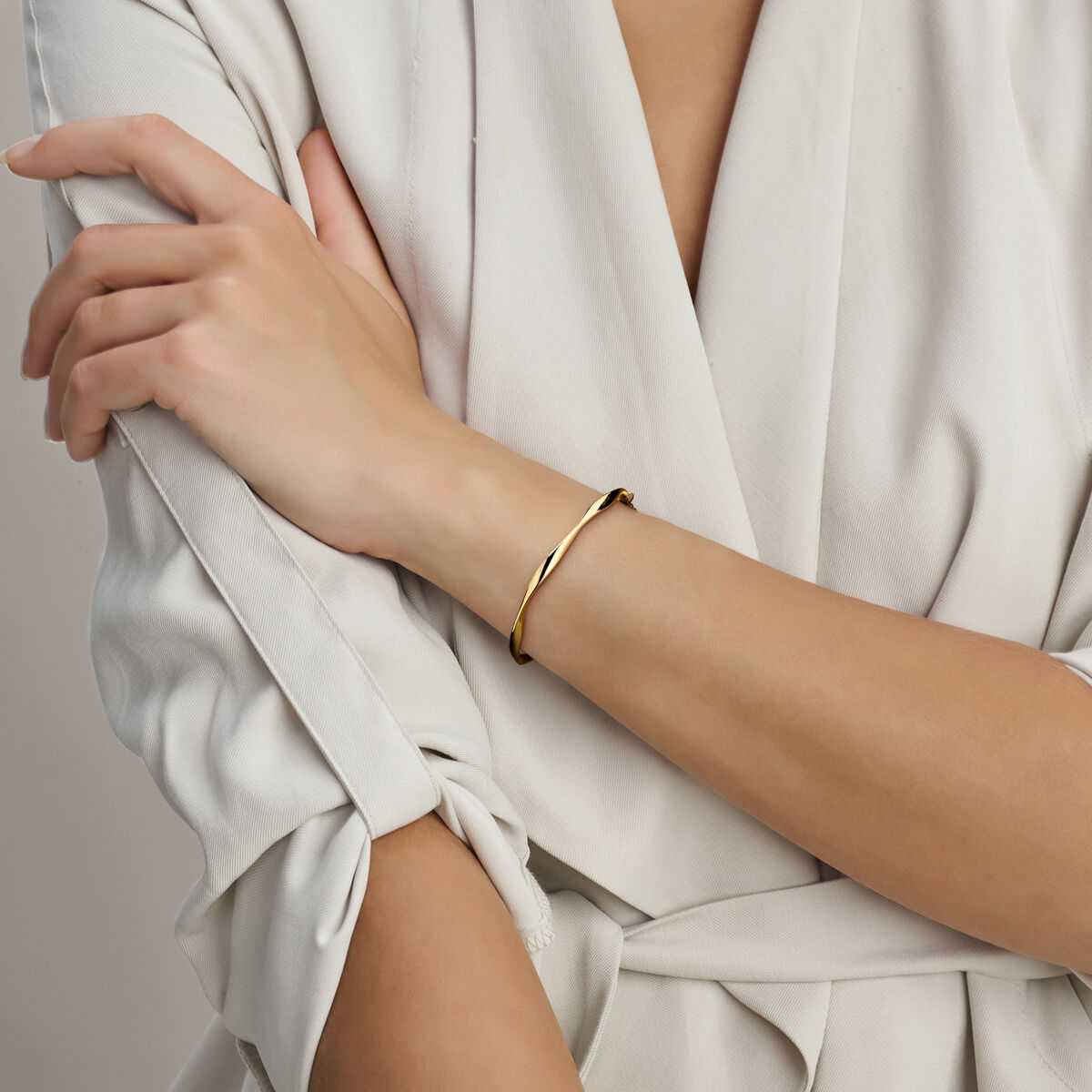 Bangle scharnier gedraaid buis 4 x 9K geelgoud 62 mm